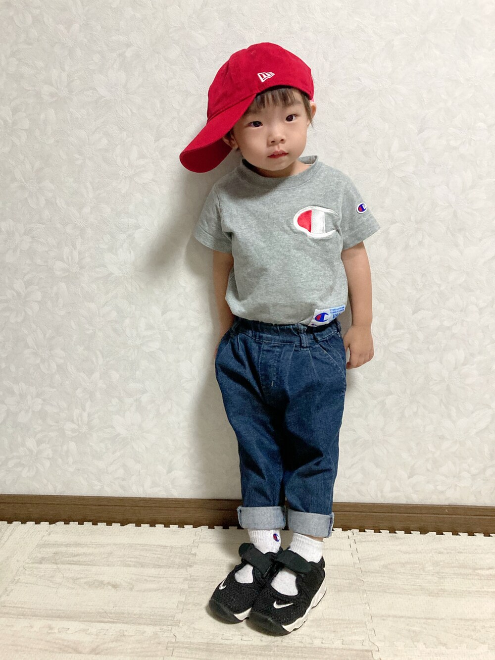 グレー系のTシャツ/カットソー、ブルー系のデニムパンツ、ブラック系のスニーカーを着用したキッズの夏コーディネートの5枚目の写真