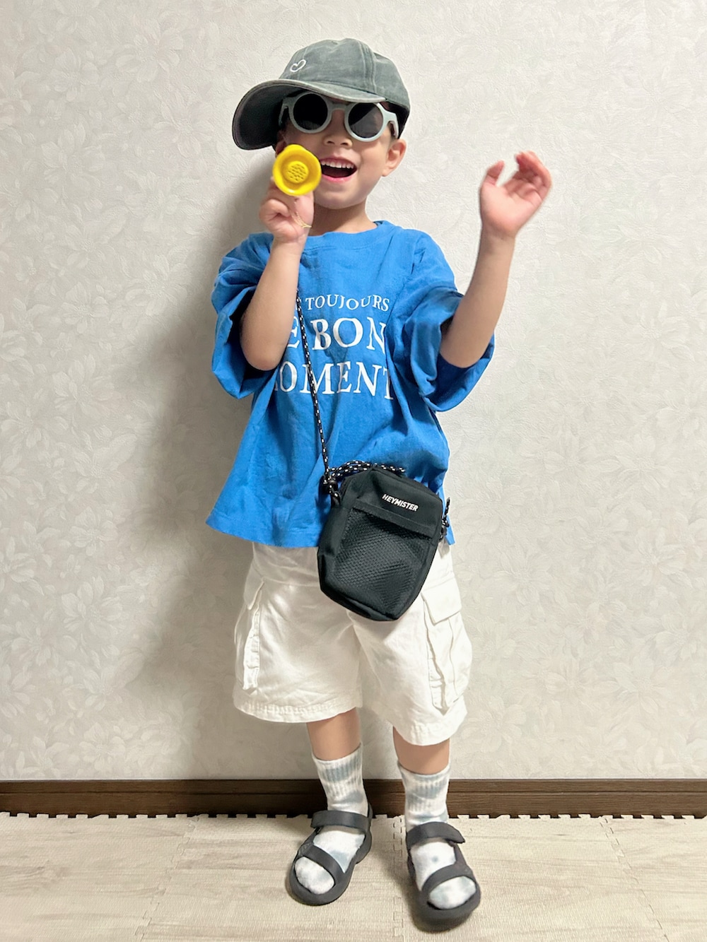 ブルー系のTシャツ/カットソー、ブラック系のタンクトップ、ホワイト系のその他パンツを着用したキッズの夏コーディネートの3枚目の写真