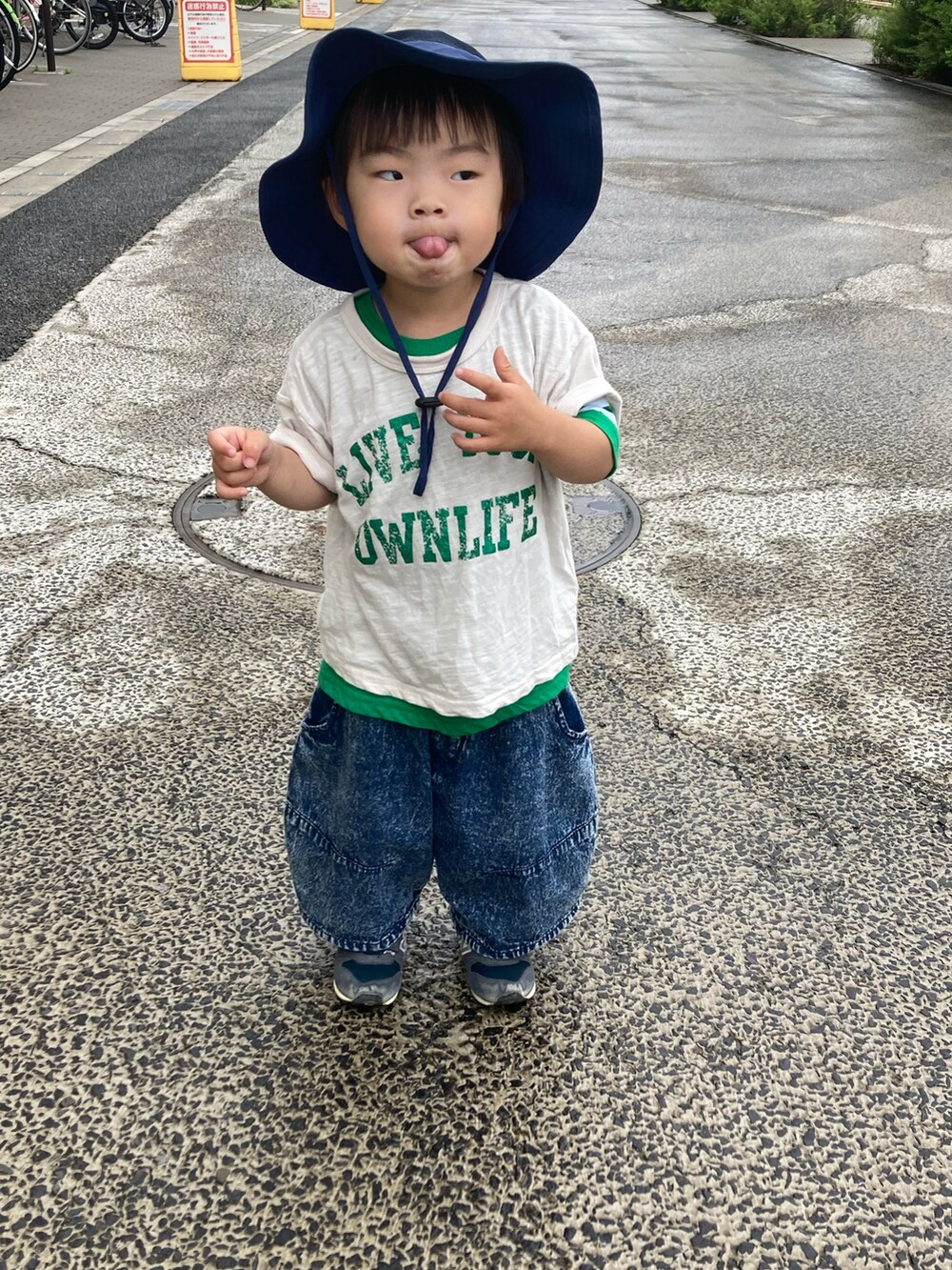 ベージュ系のTシャツ/カットソー、グリーン系のTシャツ/カットソー、ブルー系のデニムパンツを着用したキッズの夏コーディネートの4枚目の写真