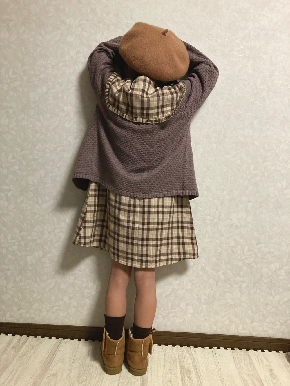 ブラウン系のシャツワンピース、グレー系のカーディガン/ボレロ、ベージュ系のブーツを着用したキッズの秋コーディネートの4枚目の写真