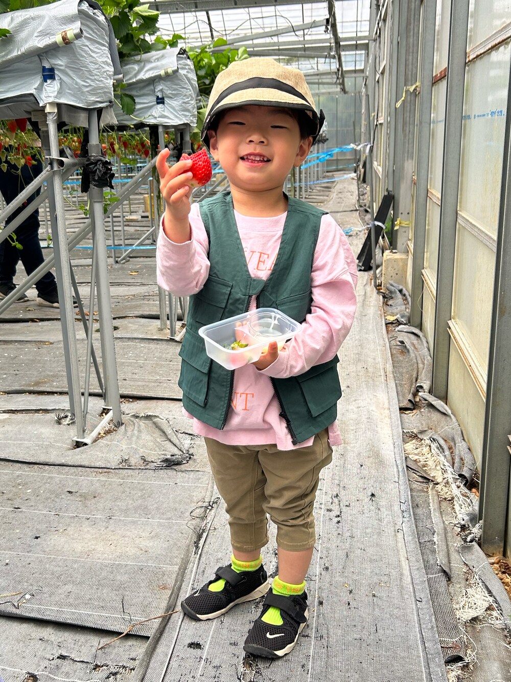 ホワイト系のTシャツ/カットソー、ホワイト系のベスト、グリーン系のショルダーバッグを着用したキッズの春コーディネートの4枚目の写真