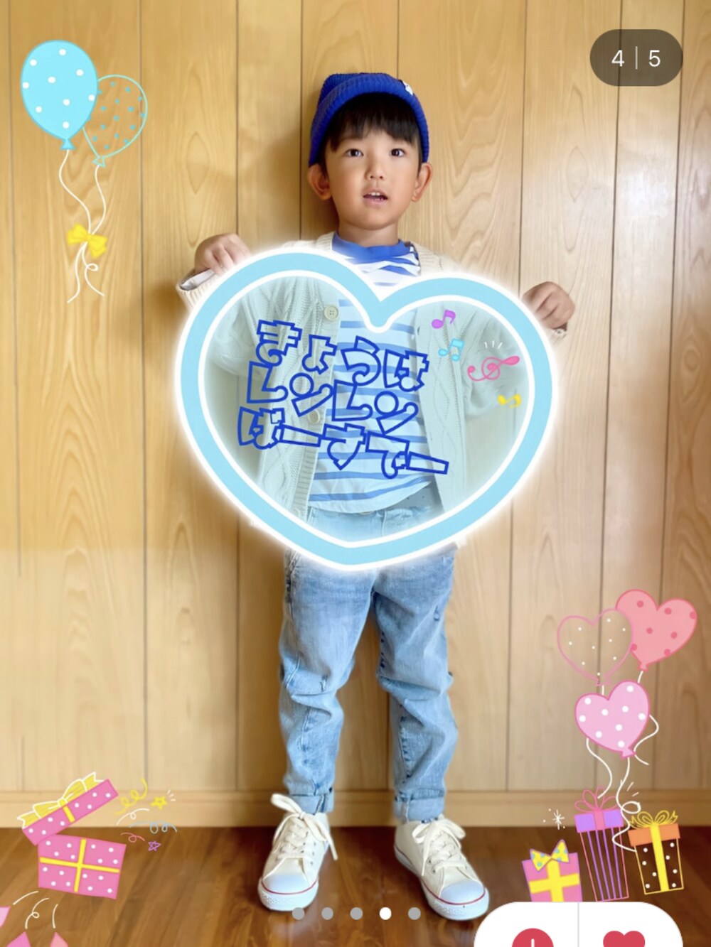 ホワイト系のTシャツ/カットソー、ベージュ系のパンツ、グリーン系のブルゾンを着用したキッズの秋コーディネートの3枚目の写真