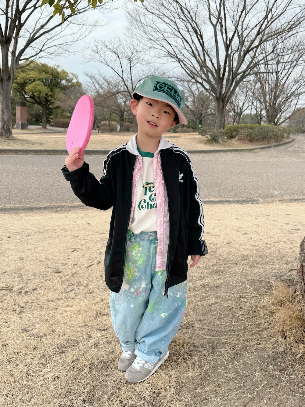 ホワイト系のTシャツ/カットソー、ピンク系のシャツ/ブラウス、ブルー系のデニムパンツを着用したキッズの春コーディネートの2枚目の写真