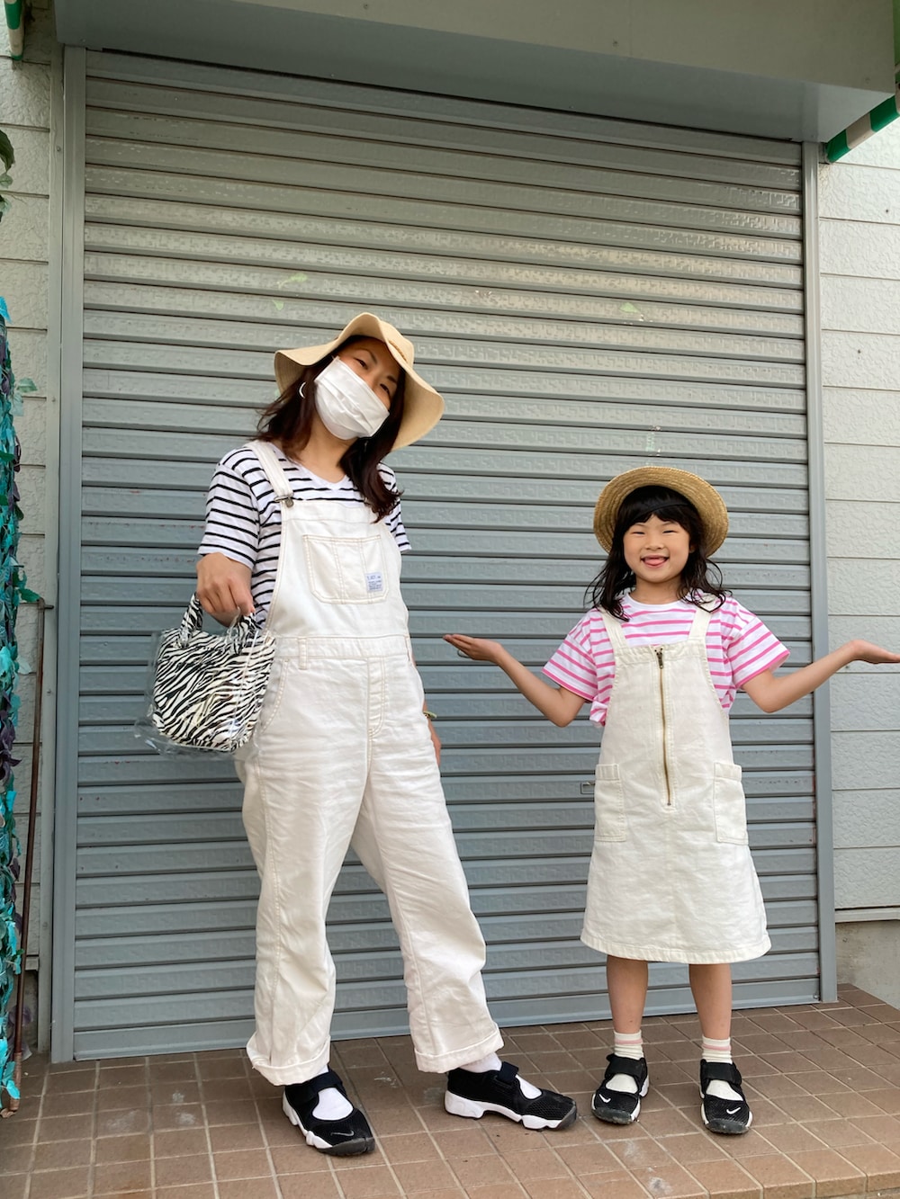 ピンク系のTシャツ/カットソー、ホワイト系のサロペット/オーバーオール、ブラック系のスニーカーを着用したキッズの春コーディネートの3枚目の写真