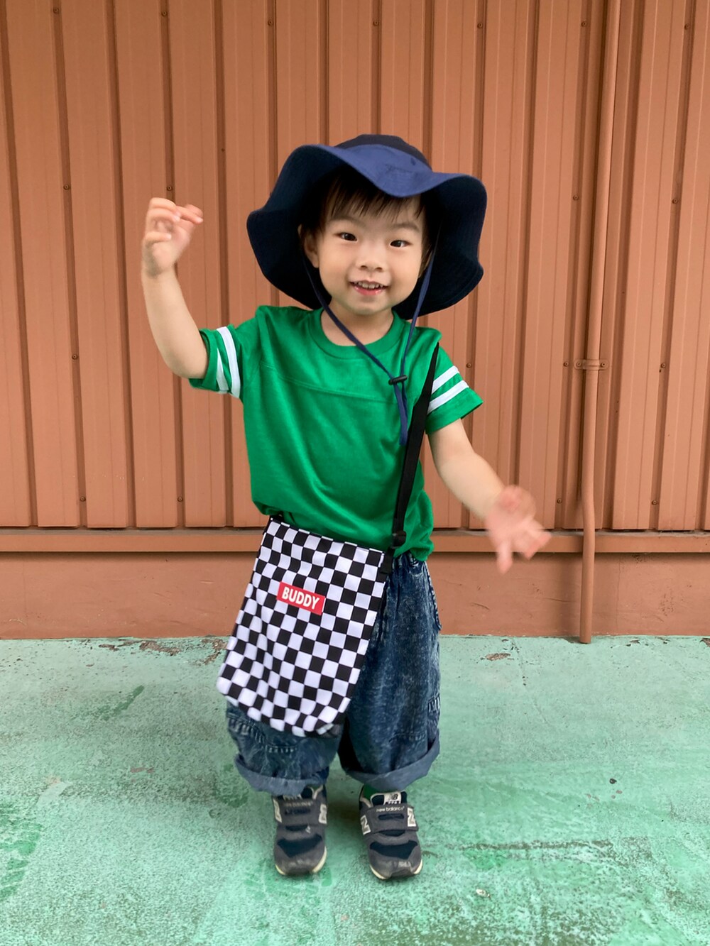 グリーン系のTシャツ/カットソー、ブルー系のデニムパンツ、ブルー系のスニーカーを着用したキッズの夏コーディネートの3枚目の写真