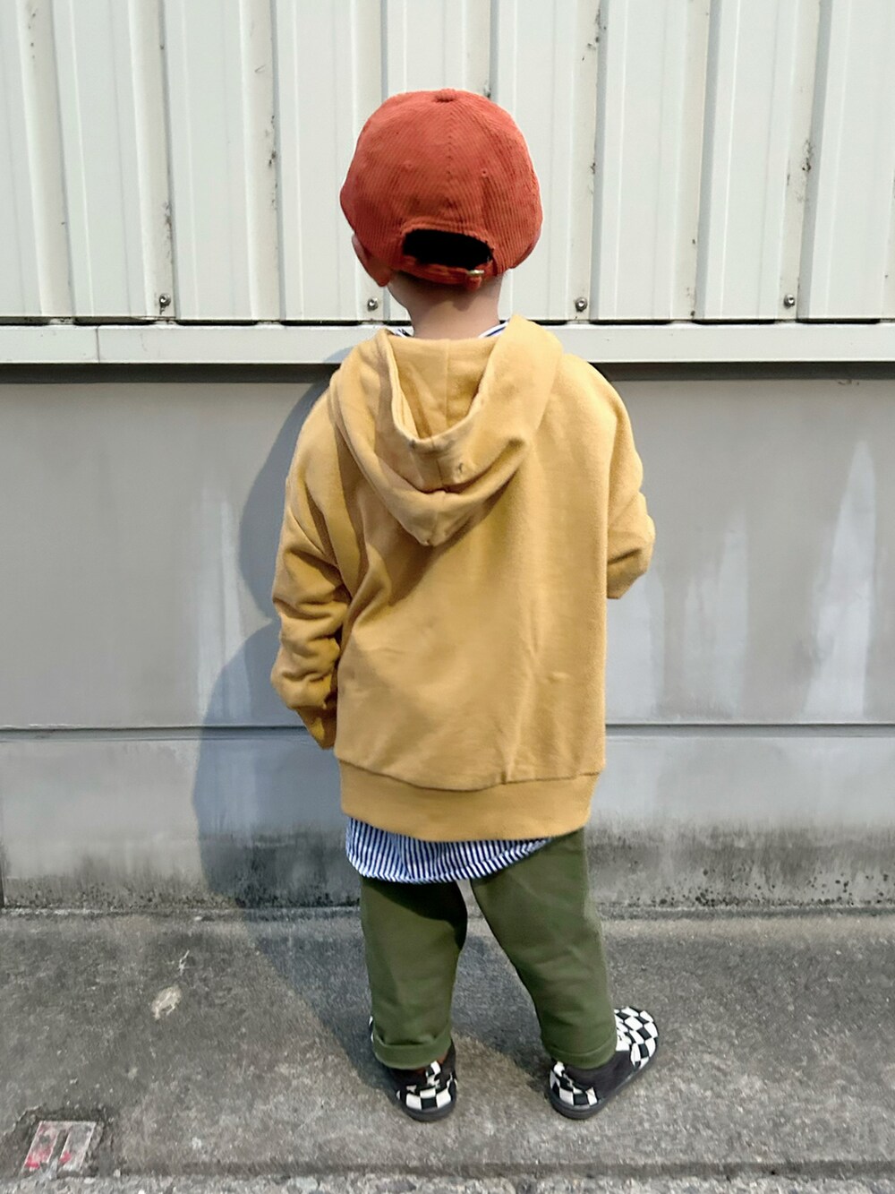 ブルー系のシャツ/ブラウス、イエロー系のパーカー、グリーン系のパンツを着用したキッズの秋コーディネートの5枚目の写真