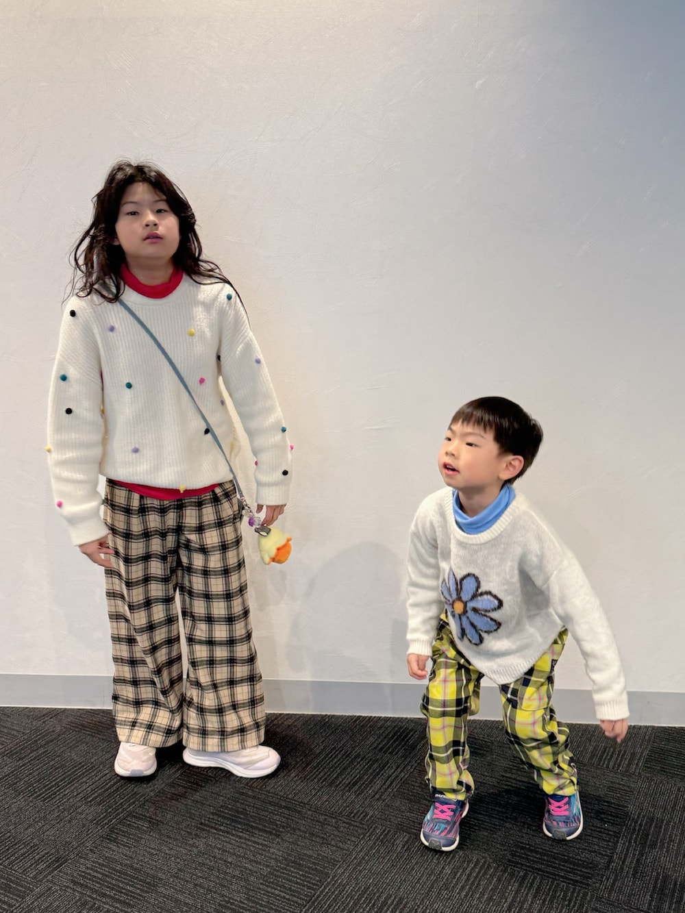 パープル系のスニーカー、その他のその他パンツ、レッド系のTシャツ/カットソーを着用したキッズの冬コーディネートの3枚目の写真