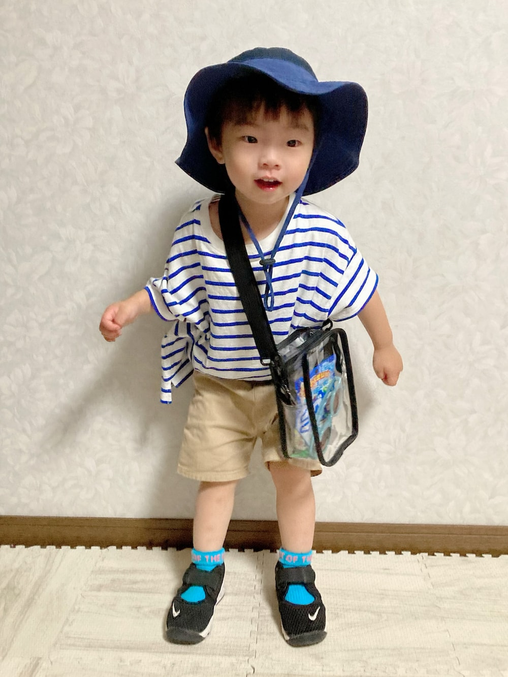 ブルー系のTシャツ/カットソー、その他のショルダーバッグ、ベージュ系のパンツを着用したキッズの夏コーディネートの4枚目の写真