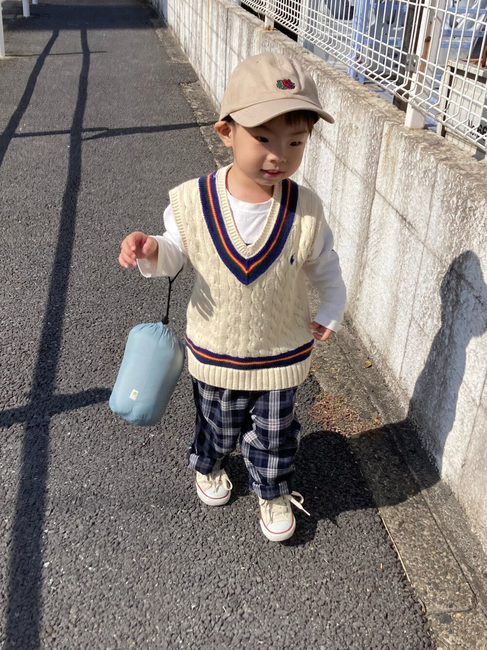 「beams mini、ビームスミニ、BEAMS、ビームス、ブルゾン、ストリート、カーゴパンツ、ビッグシルエット、ロゴスウェット、冬コーデ、ダウンジャケット、PR、バケットハット、スニーカー、ジャケット」|「BEAMS miniのBEAMS mini / サーモライト 中綿 ノーカラー ブルゾン (90~150㎝)(ブルゾン、ブルー系)」を使った、lenlen23さん(キッズ・90cm)の秋コーディネートの5枚目の写真