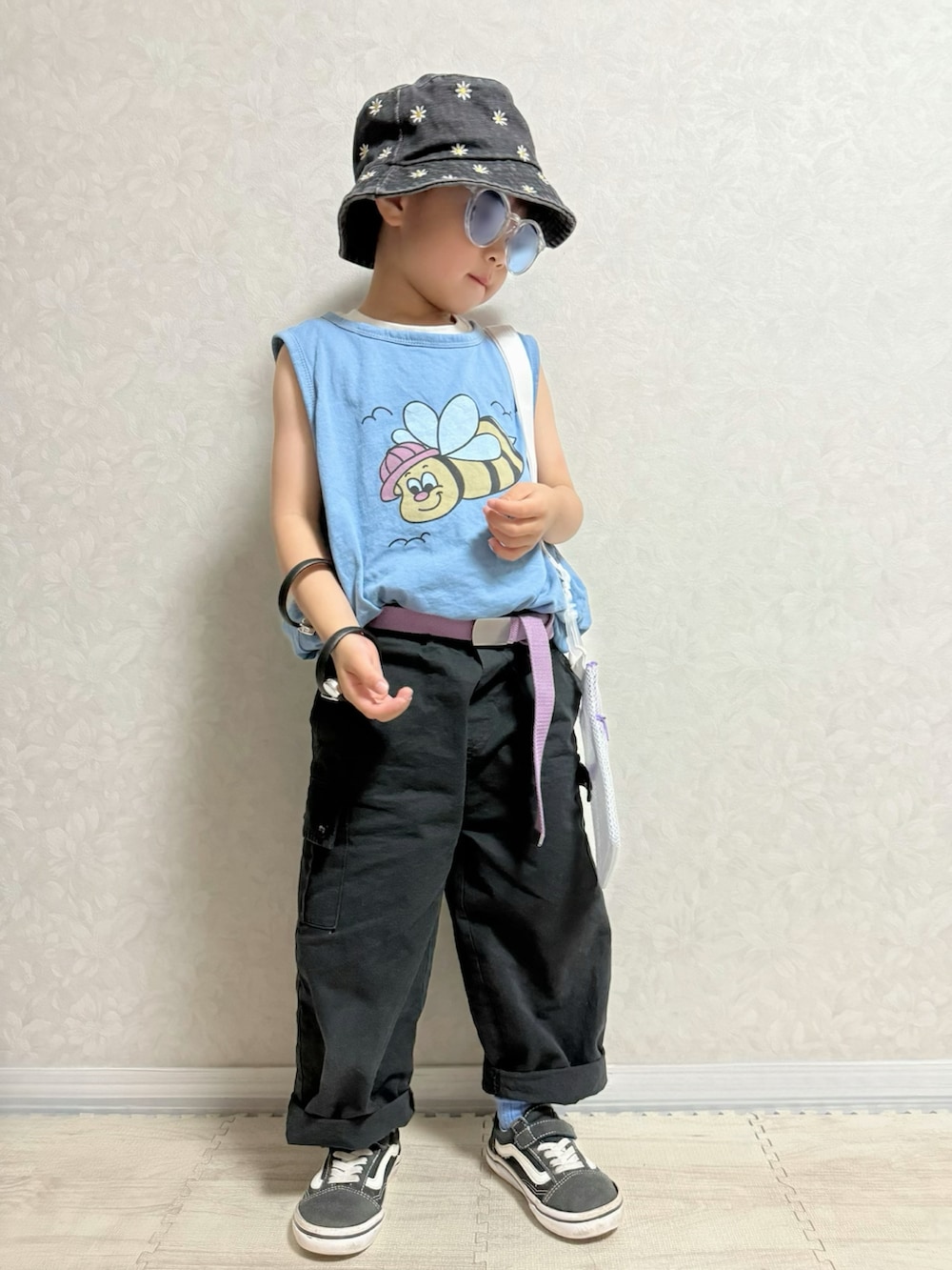 「やっぱり帽子が好き、韓国子供服、カーゴパンツ、タンクトップ、レイヤードスタイル、夏コーデ、バケットハット、お出かけコーデ、休日スタイル、めがね、きれいめカジュアル、カジュアルコーデ、プチプラ、ショルダーバッグ、ストリート」｜「SHEINの3-8歳用 51-54cm 668円 黄色のデイジー刺繍が施された子供用サンハット、カジュアルでビンテージスタイル（ハット、ブラック系）」を使った、lenlen23さん（キッズ・110cm）の春コーディネートの2枚目の写真