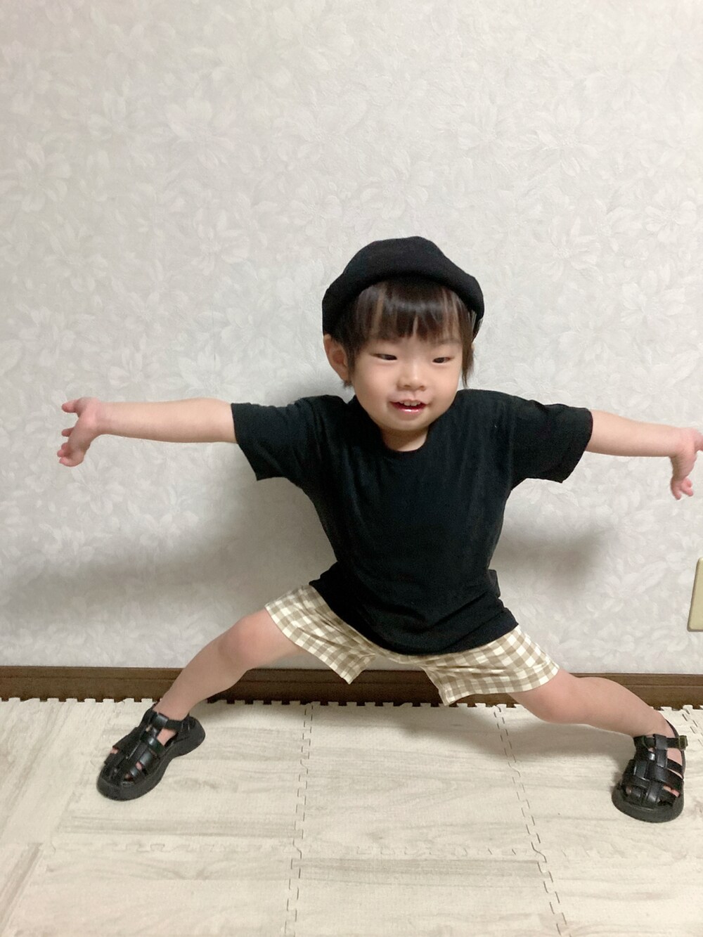 その他のTシャツ/カットソー、グレー系のその他パンツ、ブラック系のサンダルを着用したキッズの秋コーディネートの5枚目の写真