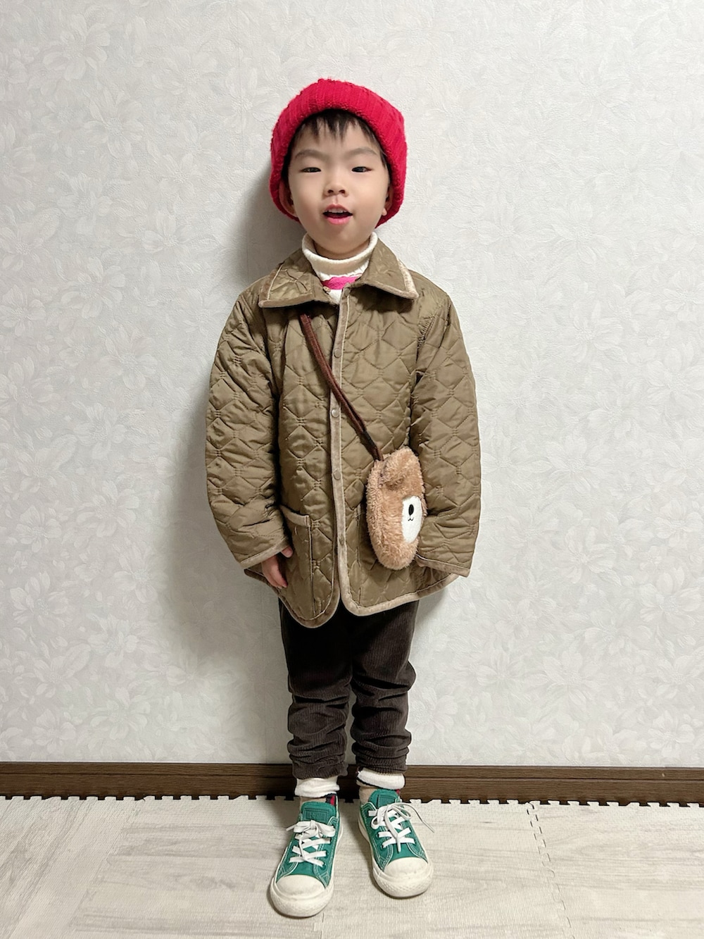 ホワイト系のニット/セーター、その他のTシャツ/カットソー、グリーン系のブルゾンを着用したキッズの冬コーディネートの3枚目の写真