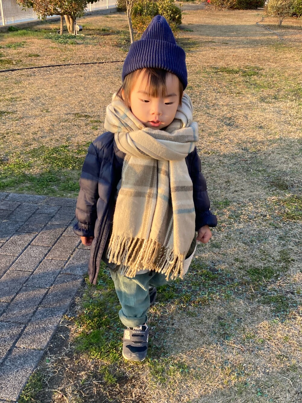 「キッズファッション、クリスマスに着たい服、秋冬コーデ、冬コーデ、カジュアル、保育園コーデ、休日コーデ、シンプルコーデ、マフラーぐるぐる、New Balance、コーデュロイパンツ、ニット帽、STOP 誹謗中傷、WEARは皆の拠り所、ネクタイコーデフェス告知」｜「AMERICAN HOLICのプレーンリブニットワッチ（ニットキャップ/ビーニー、ブルー系）」を使った、lenlen23さん（キッズ・80cm）の冬コーディネートの5枚目の写真