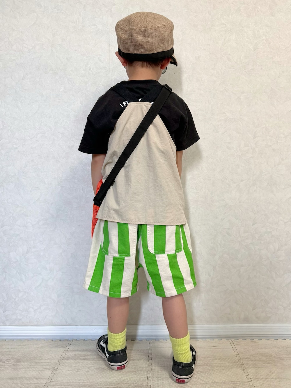 その他のTシャツ/カットソー、ベージュ系のベスト、グリーン系のその他パンツを着用したキッズの夏コーディネートの3枚目の写真