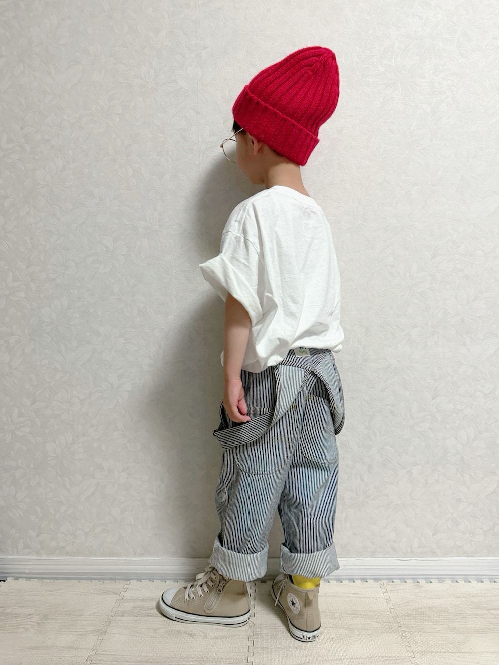 ホワイト系のTシャツ/カットソー、その他のサロペット/オーバーオール、ベージュ系のスニーカーを着用したキッズの春コーディネートの3枚目の写真