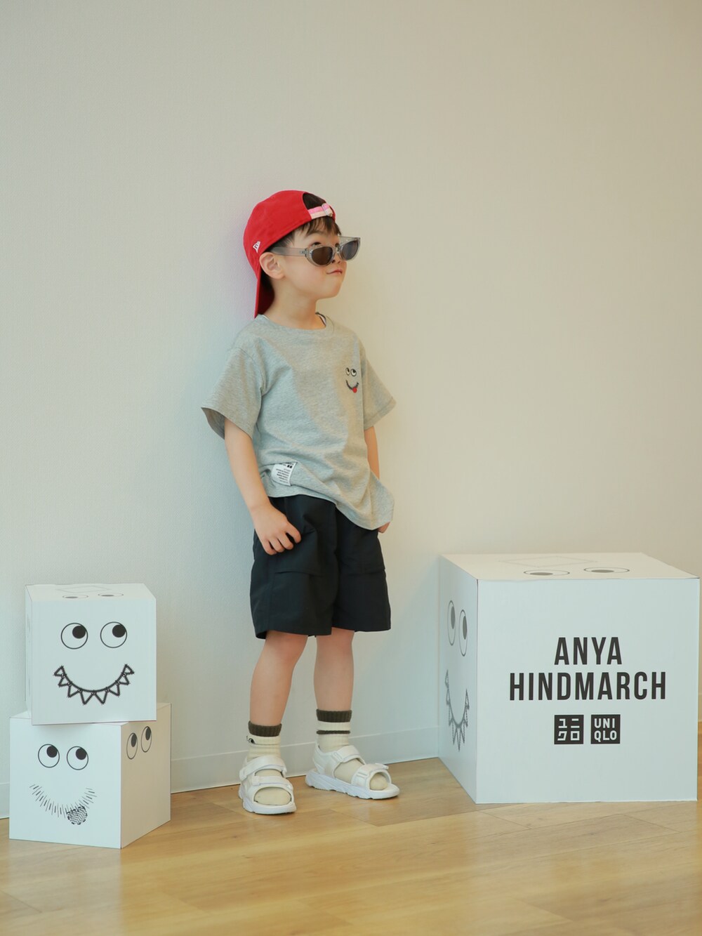 グレー系のTシャツ/カットソー、ブラック系のパンツ、ホワイト系のサンダルを着用したキッズの春コーディネートの5枚目の写真