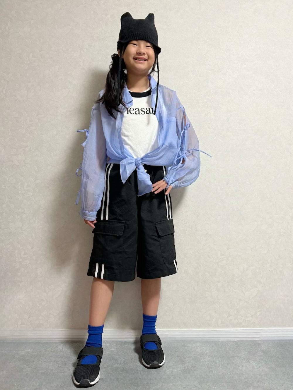 ブラック系のカーゴパンツ、ブラック系のサンダル、ブルー系のシャツ/ブラウスを着用したキッズの秋コーディネートの2枚目の写真