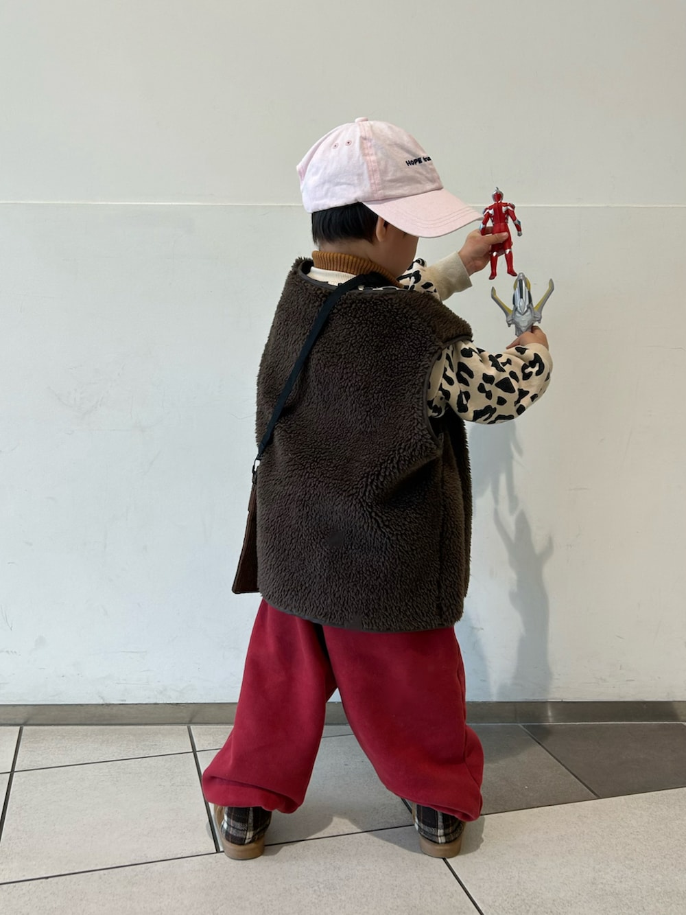 ベージュ系のスウェット、イエロー系のニット/セーター、グリーン系のスウェットを着用したキッズの冬コーディネートの3枚目の写真