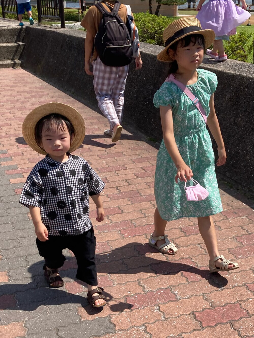 ブラック系のシャツ/ブラウス、ブラック系のパンツ、ブラウン系のサンダルを着用したキッズの夏コーディネートの4枚目の写真