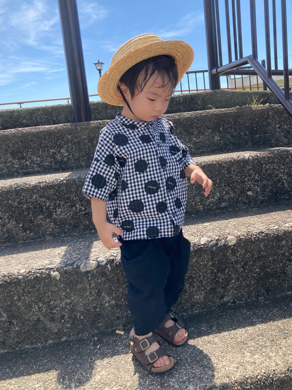 ブラック系のシャツ/ブラウス、ブラック系のパンツ、ブラウン系のサンダルを着用したキッズの夏コーディネートの5枚目の写真