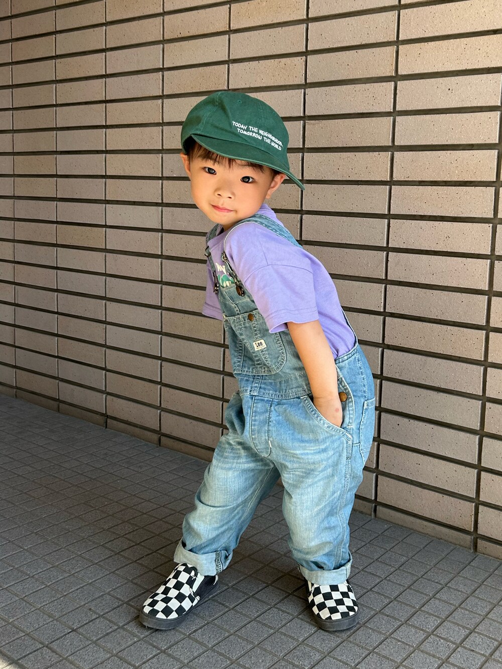 パープル系のTシャツ/カットソー、ブルー系のサロペット/オーバーオール、その他のスリッポンを着用したキッズの夏コーディネートの3枚目の写真