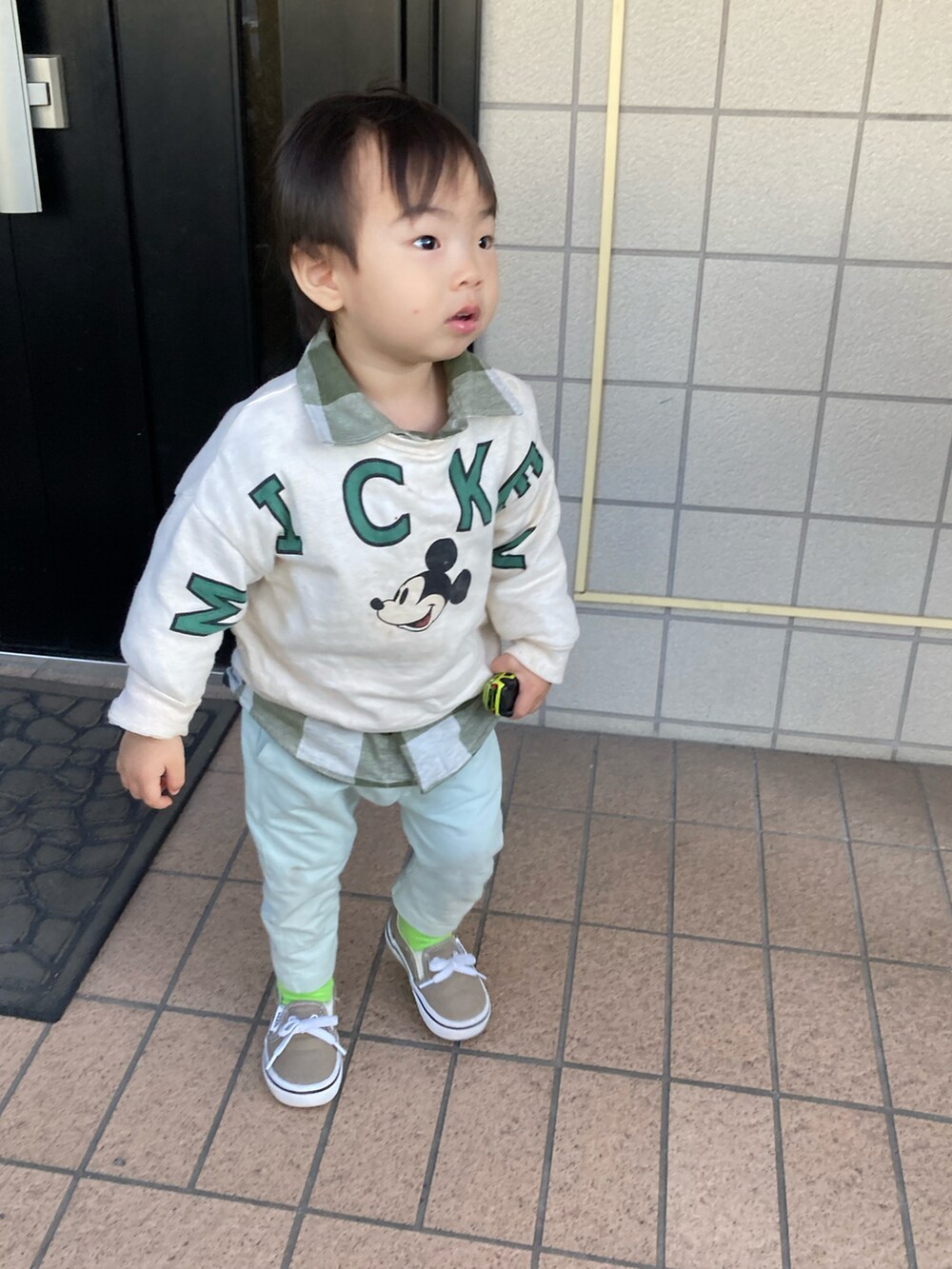 グリーン系のシャツ/ブラウス、ベージュ系のスウェット、グリーン系のパンツを着用したキッズの春コーディネートの3枚目の写真