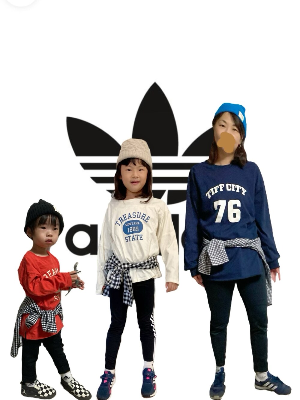 レッド系のTシャツ/カットソー、その他のシャツ/ブラウス、ブラック系のその他パンツを着用したキッズの秋コーディネートの2枚目の写真
