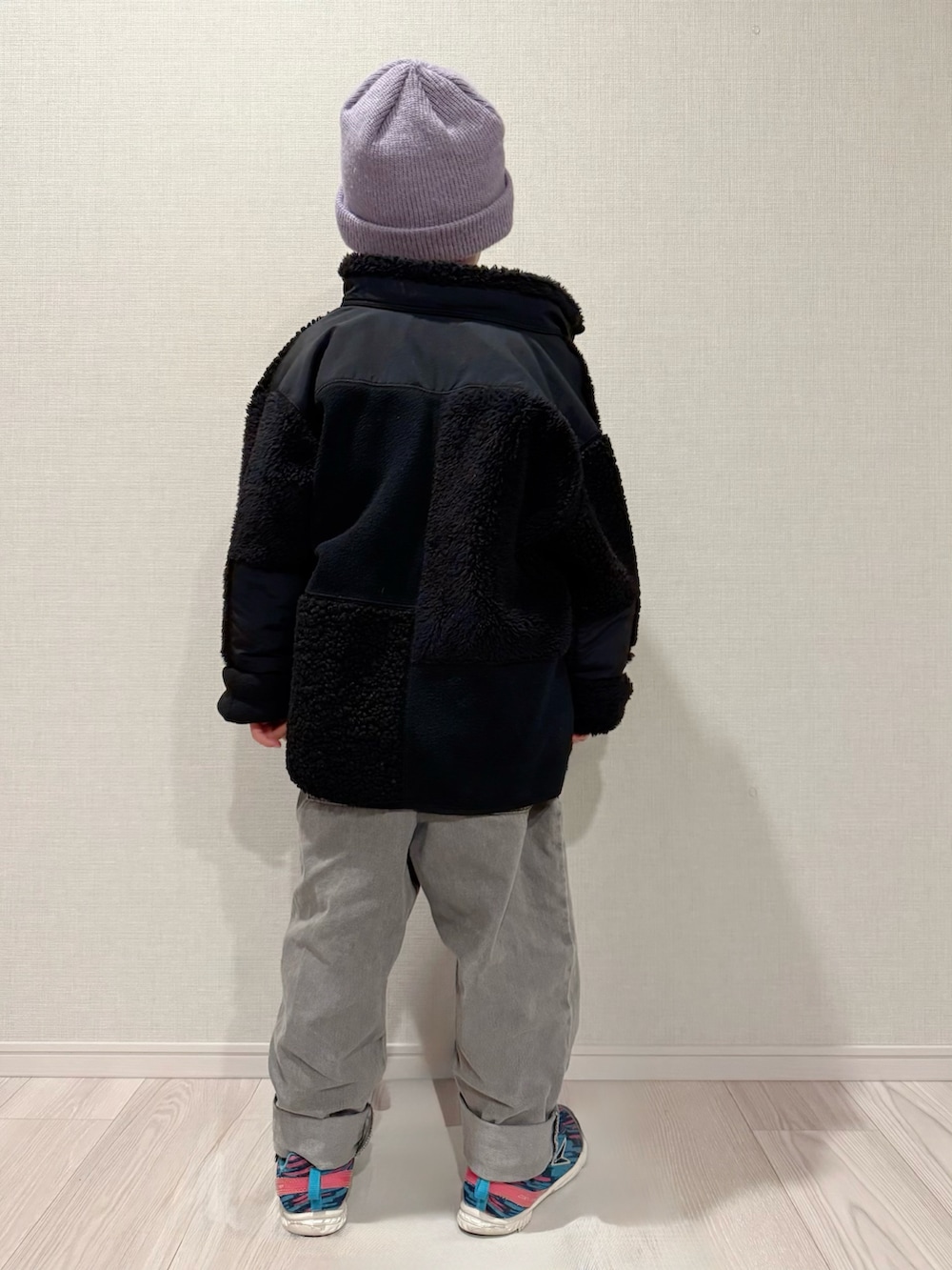 ホワイト系のスニーカー、ホワイト系のスウェット、ブルー系のスニーカーを着用したキッズの冬コーディネートの3枚目の写真