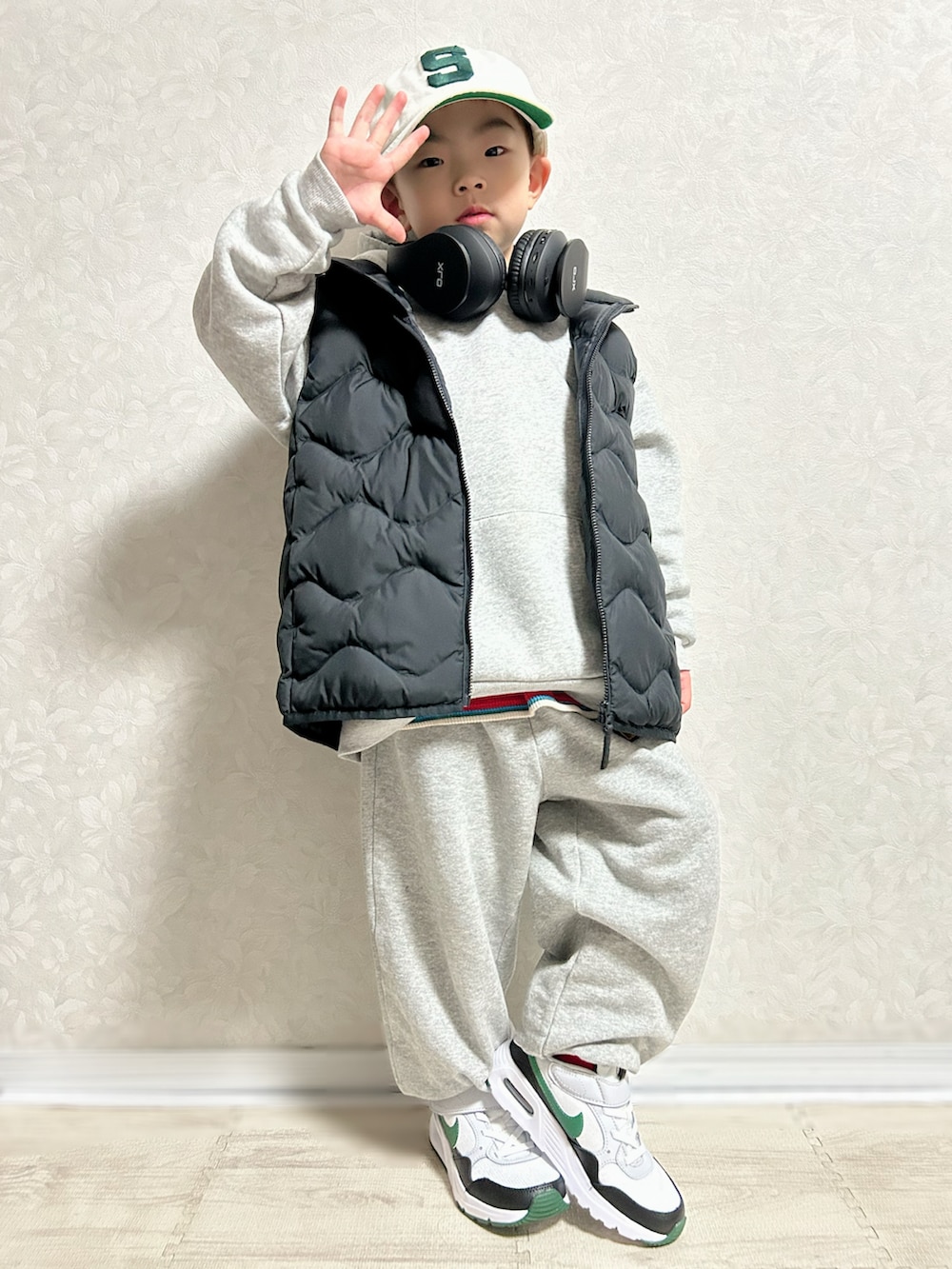 「お誕生日おめでとう！、冬コーデ、ストリート、キャップ、セットアップ、レイヤードスタイル、モノトーン、ダウンベスト、ダウンジャケット、パーカー、スウェット、スウェットパンツ、スニーカー、古着MIX、お出かけコーデ」｜「'47の先月BOOK・OFFにて新品値札付き 1,600円。Sロゴ、白緑のバイカラーキャップ🧢探していたので迷わず購入💝（キャップ、ホワイト系）」を使った、lenlen23さん（キッズ・100cm）の冬コーディネートの4枚目の写真