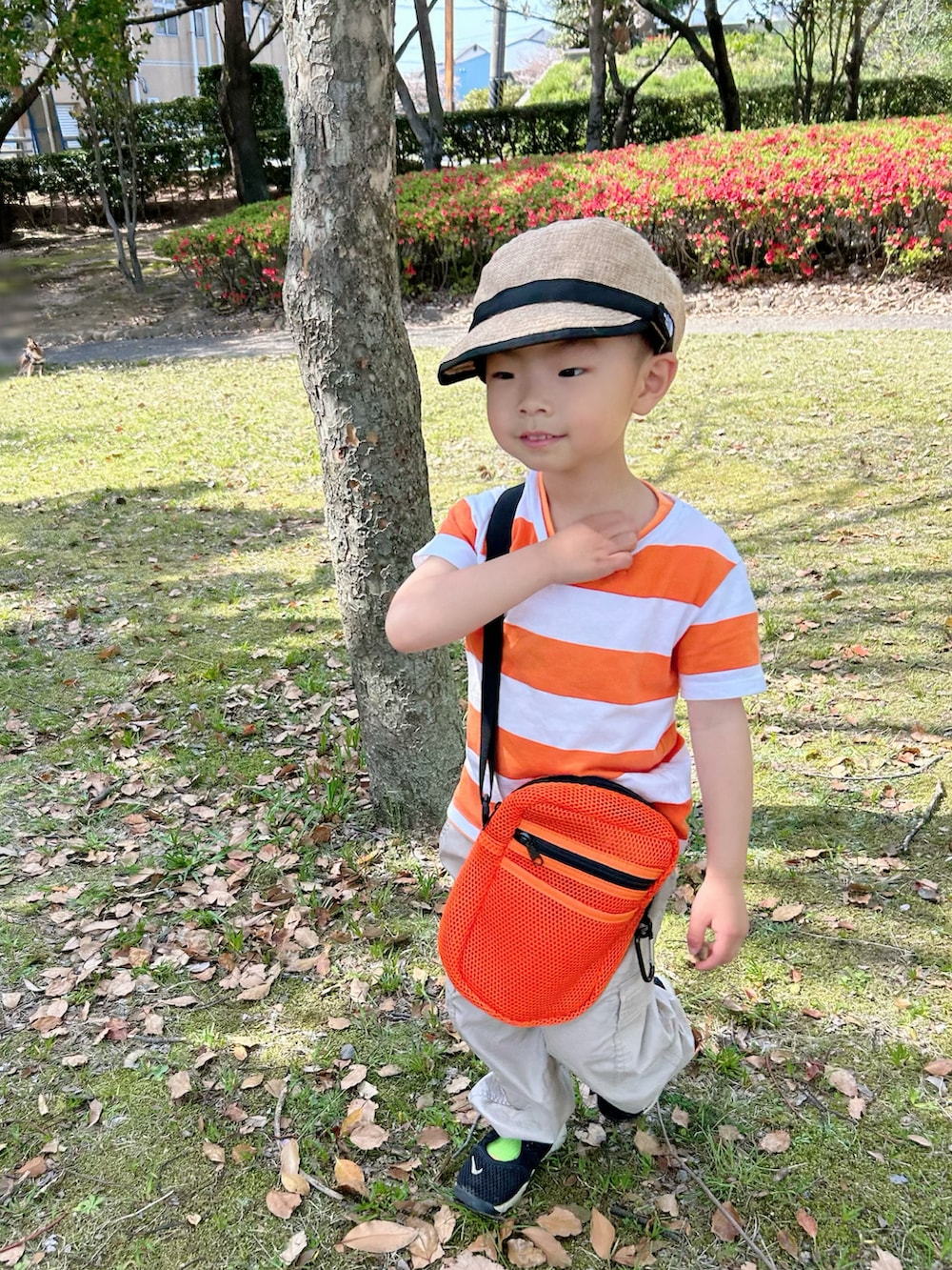 グリーン系のタンクトップ、オレンジ系のシャツ/ブラウス、ホワイト系のカーゴパンツを着用したキッズの春コーディネートの4枚目の写真