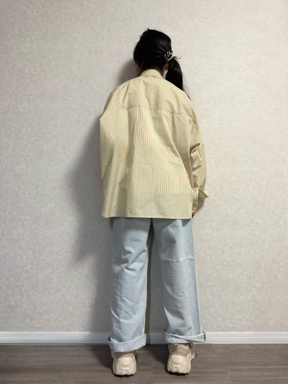 ベージュ系のその他シューズ、ホワイト系のTシャツ/カットソー、イエロー系のシャツ/ブラウスを着用したキッズの春コーディネートの2枚目の写真