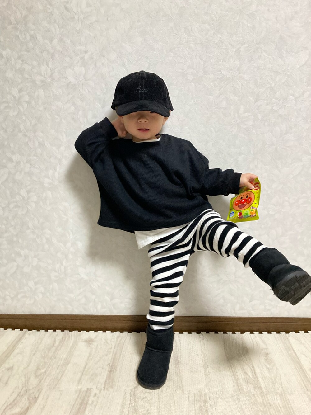 ホワイト系のTシャツ/カットソー、ブラック系のTシャツ/カットソー、ホワイト系のパンツを着用したキッズの冬コーディネートの3枚目の写真