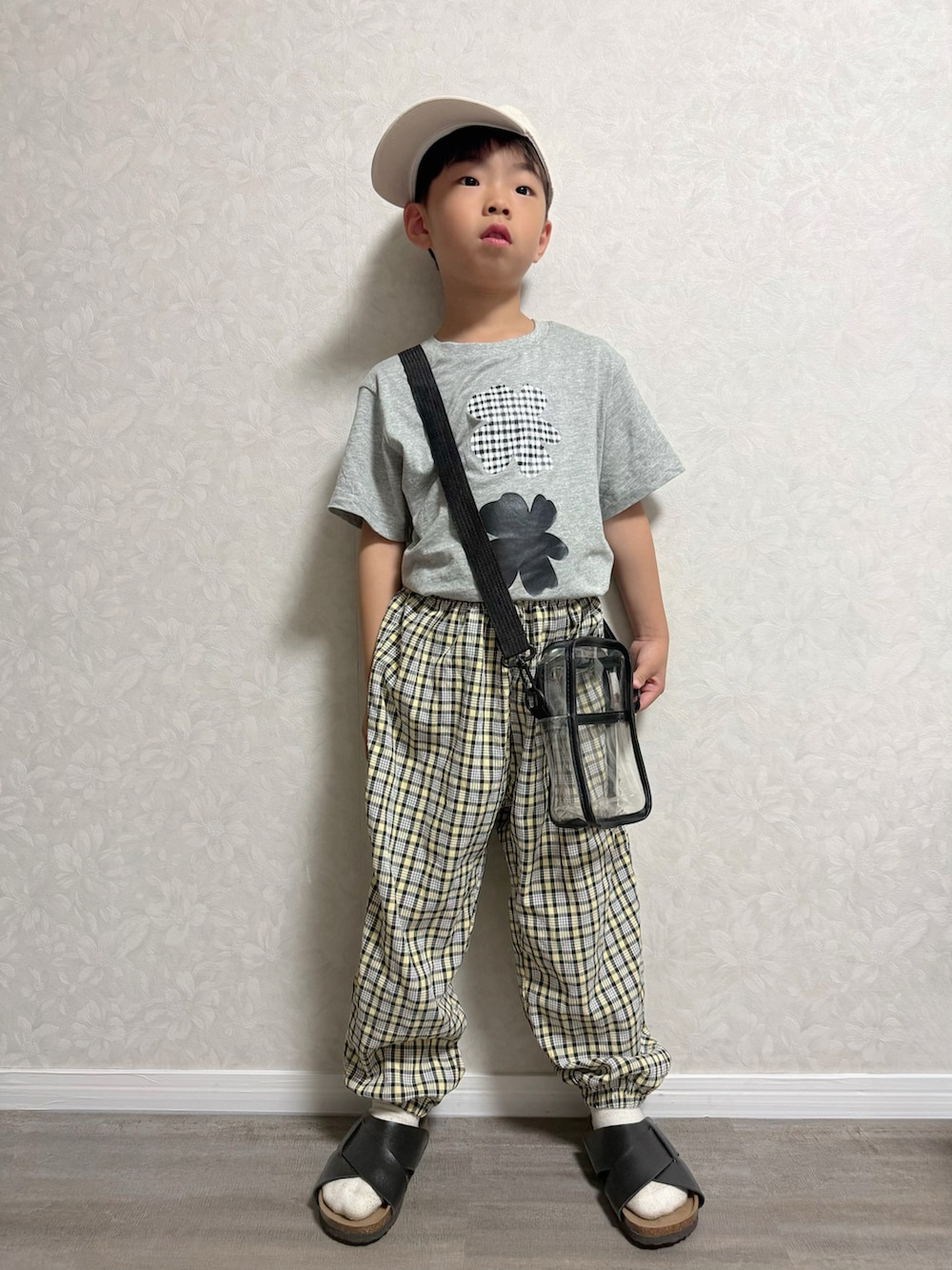 グレー系のTシャツ/カットソー、イエロー系のパンツ、その他のショルダーバッグを着用したキッズの夏コーディネートの2枚目の写真