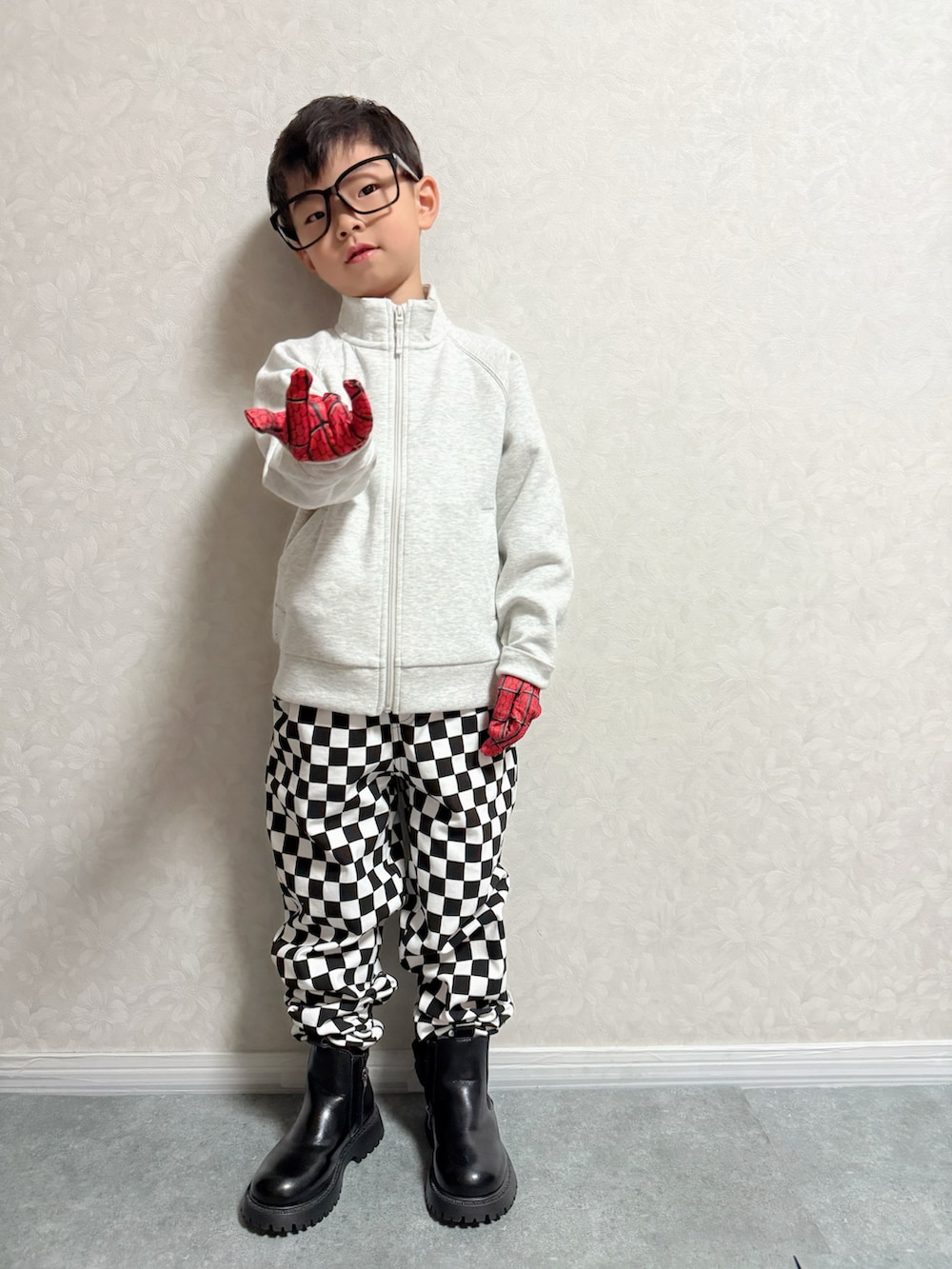 ホワイト系のTシャツ/カットソー、ブラック系のその他パンツ、ブラック系のスニーカーを着用したキッズの秋コーディネートの4枚目の写真