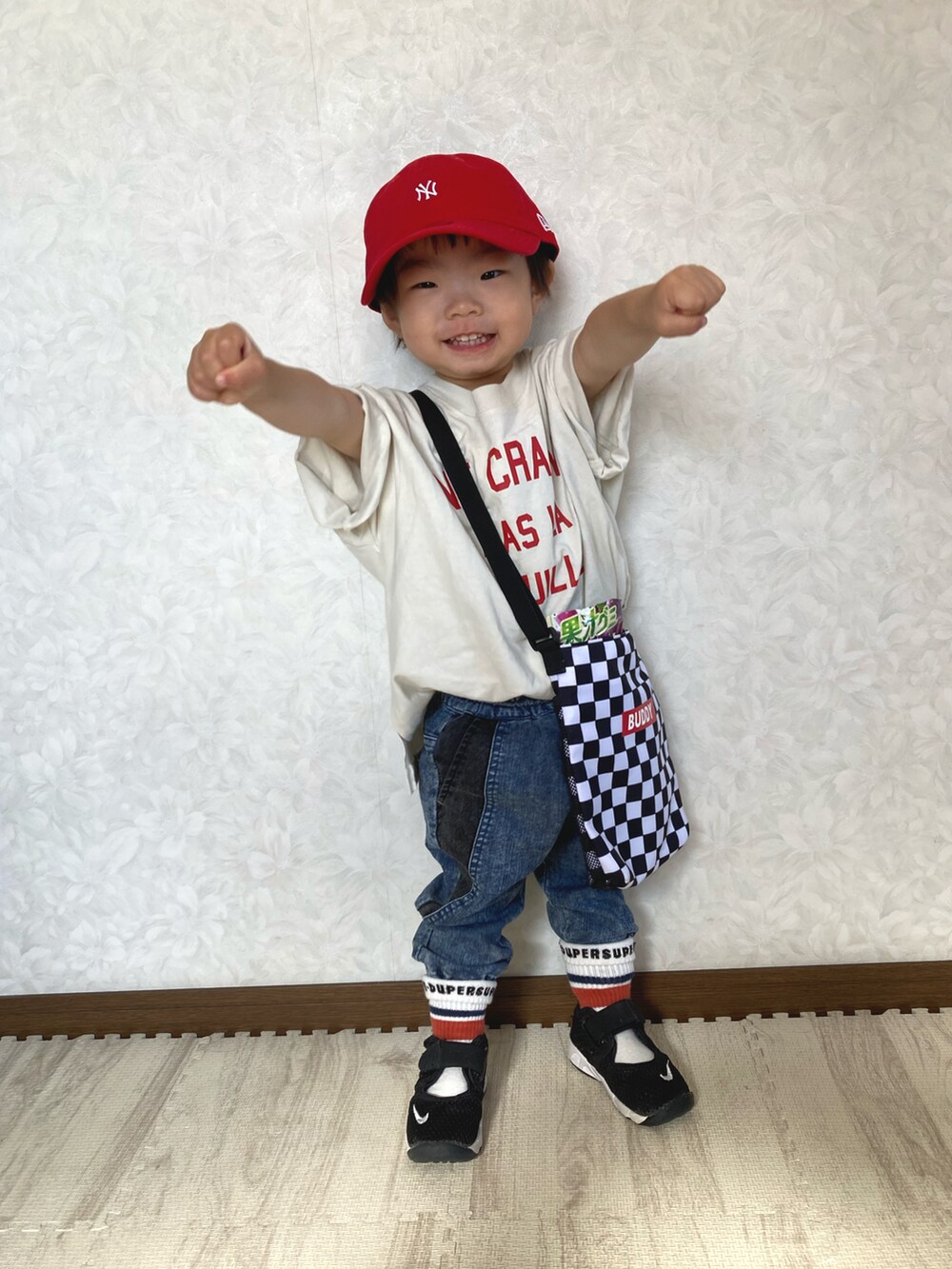 ホワイト系のTシャツ/カットソー、ブルー系のデニムジャケット、ホワイト系のカーディガン/ボレロを着用したキッズの春コーディネートの4枚目の写真
