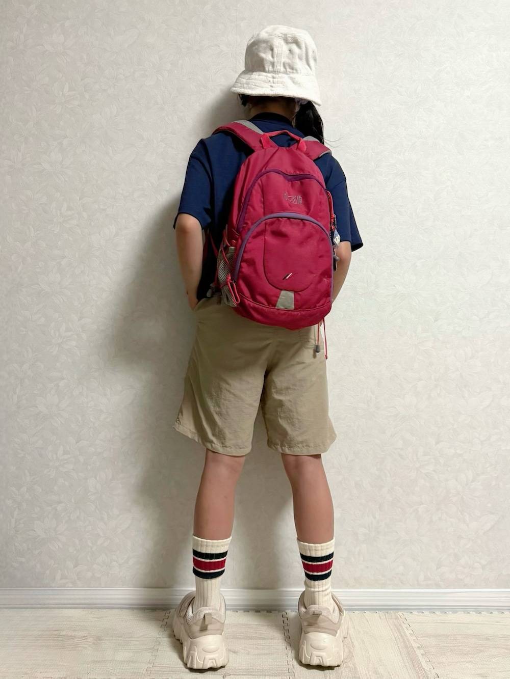 ベージュ系のその他シューズ、ブルー系のポロシャツ、ホワイト系のタンクトップを着用したキッズの夏コーディネートの3枚目の写真