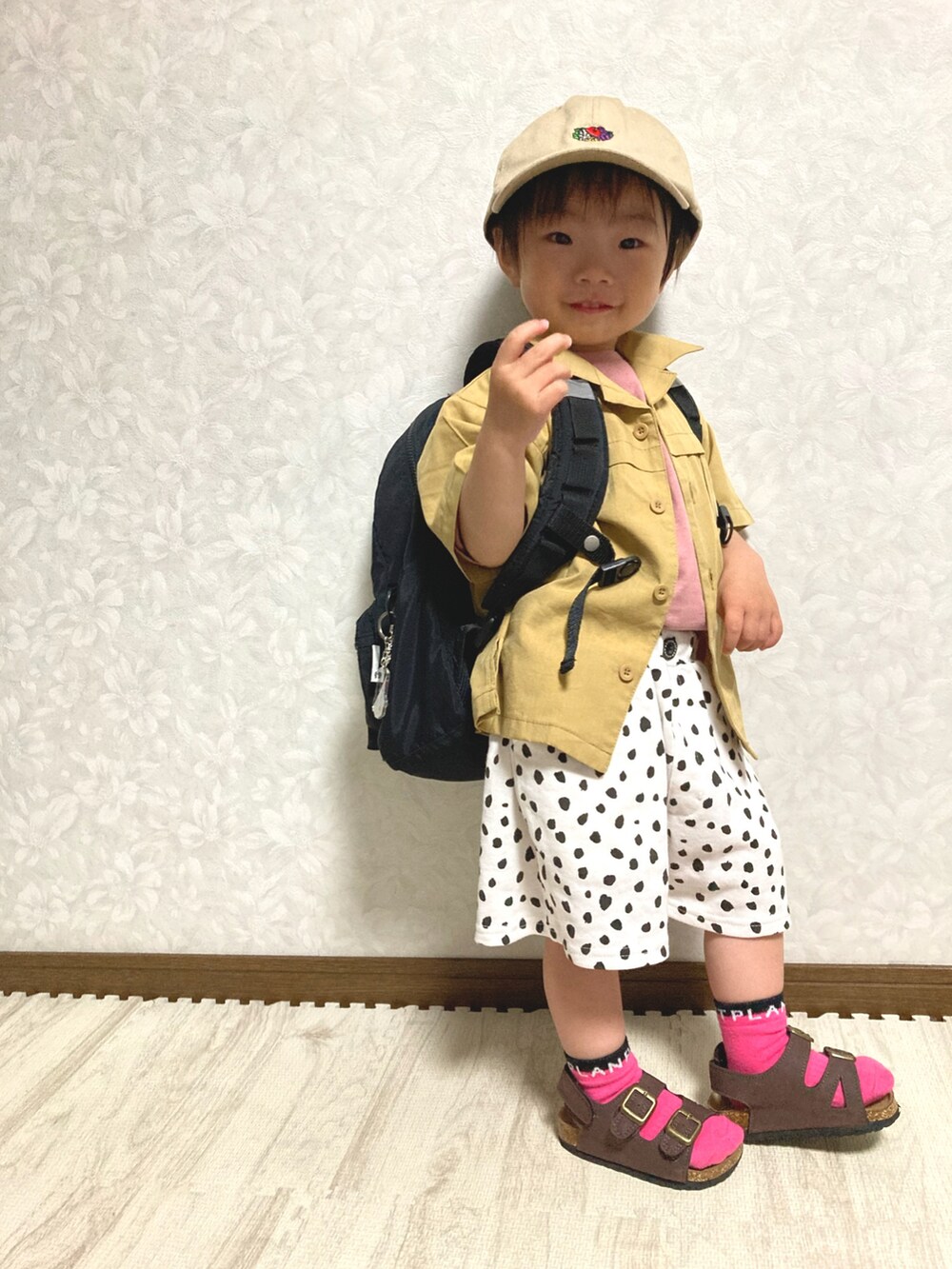 ピンク系のTシャツ/カットソー、ブラック系のバックパック/リュック、イエロー系のシャツ/ブラウスを着用したキッズの春コーディネートの5枚目の写真