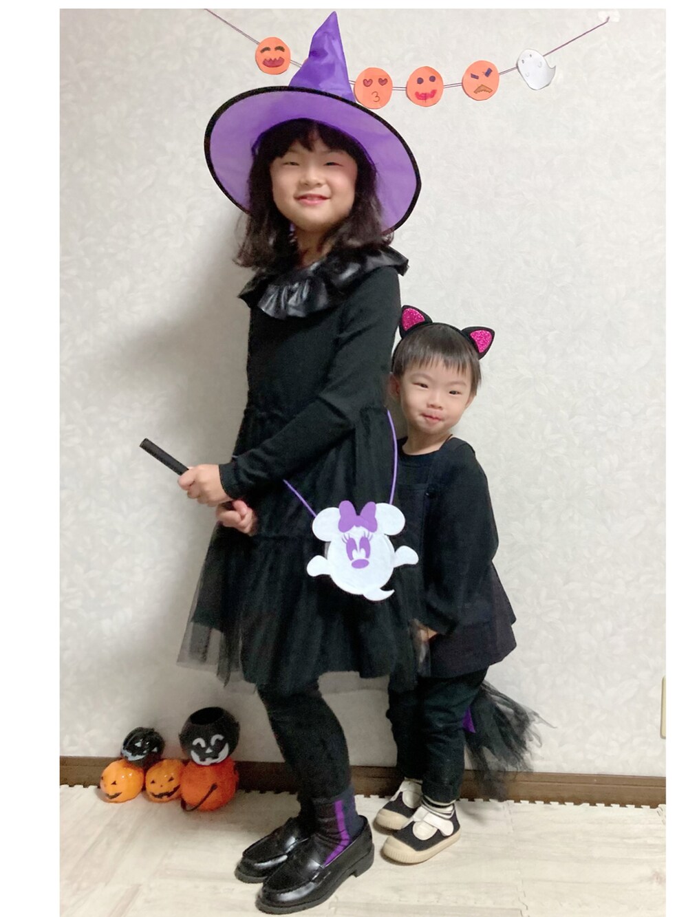 ブラック系のTシャツ/カットソー、ブラック系のベスト、ブラック系のその他パンツを着用したキッズの秋コーディネートの2枚目の写真