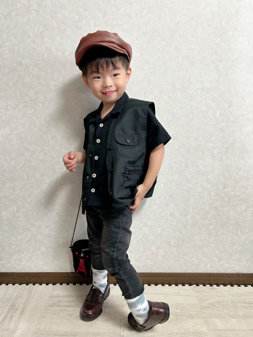 ブラック系のシャツ/ブラウス、ブラック系のベスト、ブラック系のデニムパンツを着用したキッズの秋コーディネートの3枚目の写真