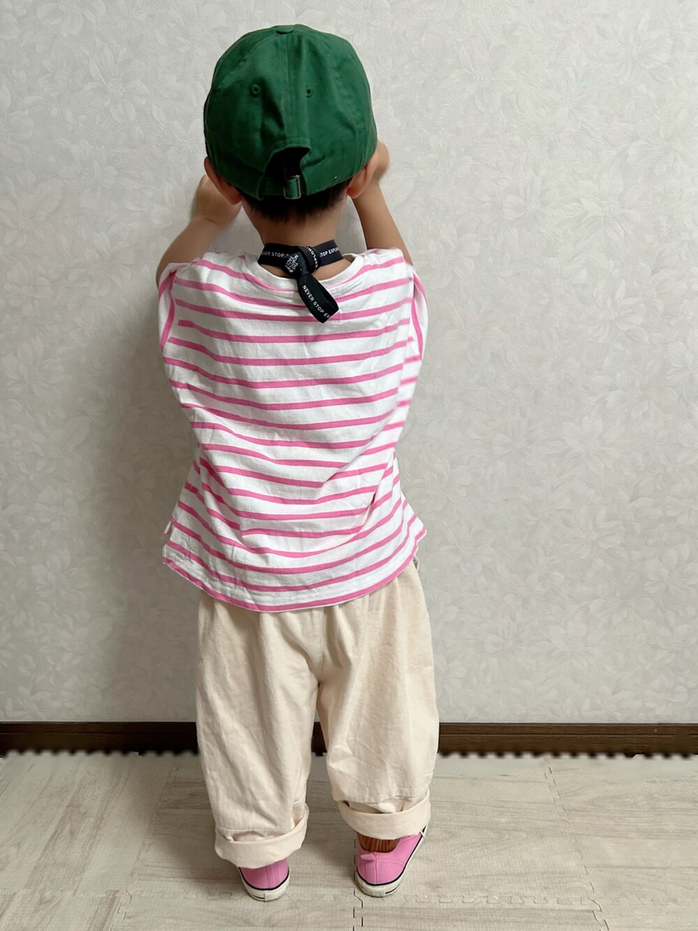 「秋服まるっと大公開、秋コーデ、カジュアルコーデ、めがね、pink男子部、韓国子供服、スニーカー、キャップ、お出かけコーデ、休日スタイル、ボーダー、スウィーツ同盟会、カーゴパンツ、ショルダーバッグ、靴下オタク」｜「UNIQLOのキッズ ピーナッツ2021 秋冬 キャップ 1,500円（キャップ、グリーン系）」を使った、lenlen23さん（キッズ・90cm）の秋コーディネートの4枚目の写真