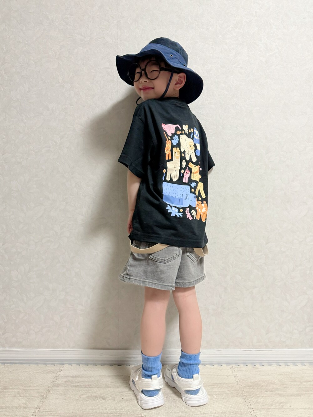 「春夏コーデ、アウトドアスタイル、サスペンダー、ハーフパンツ、ショートパンツ、Tシャツ、休日スタイル、サンダル、プチプラ、ハット、めがね、タックイン、シンプルコーデ、お出かけコーデ、モノトーン」｜「SHEINの男の子幼児 ツートーン サンハット ネイビーブルー 470円（ハット、ブルー系）」を使った、lenlen23さん（キッズ・100cm）の春コーディネートの4枚目の写真