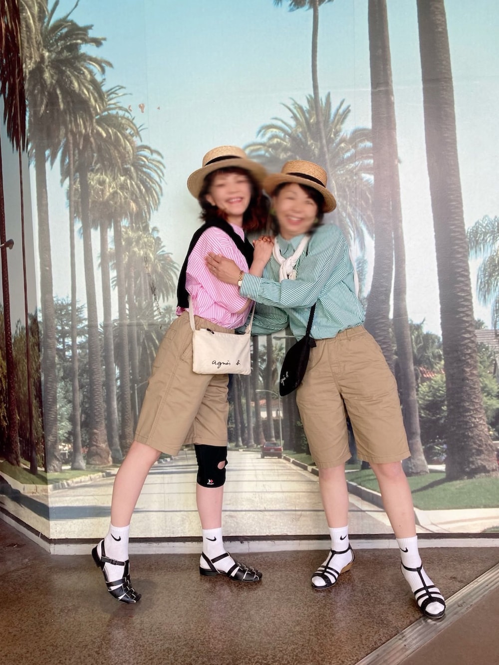 グリーン系のシャツ/ブラウス、ベージュ系のその他パンツ、ブラック系のショルダーバッグを着用したレディースの夏コーディネートの3枚目の写真