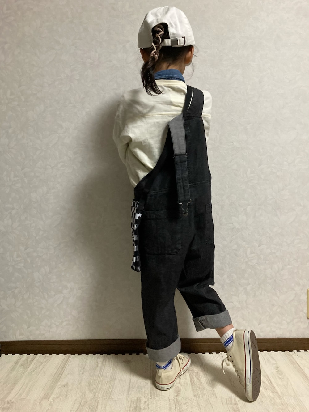 ホワイト系のTシャツ/カットソー、ブルー系のシャツ/ブラウス、ブラック系のサロペット/オーバーオールを着用したキッズの冬コーディネートの5枚目の写真