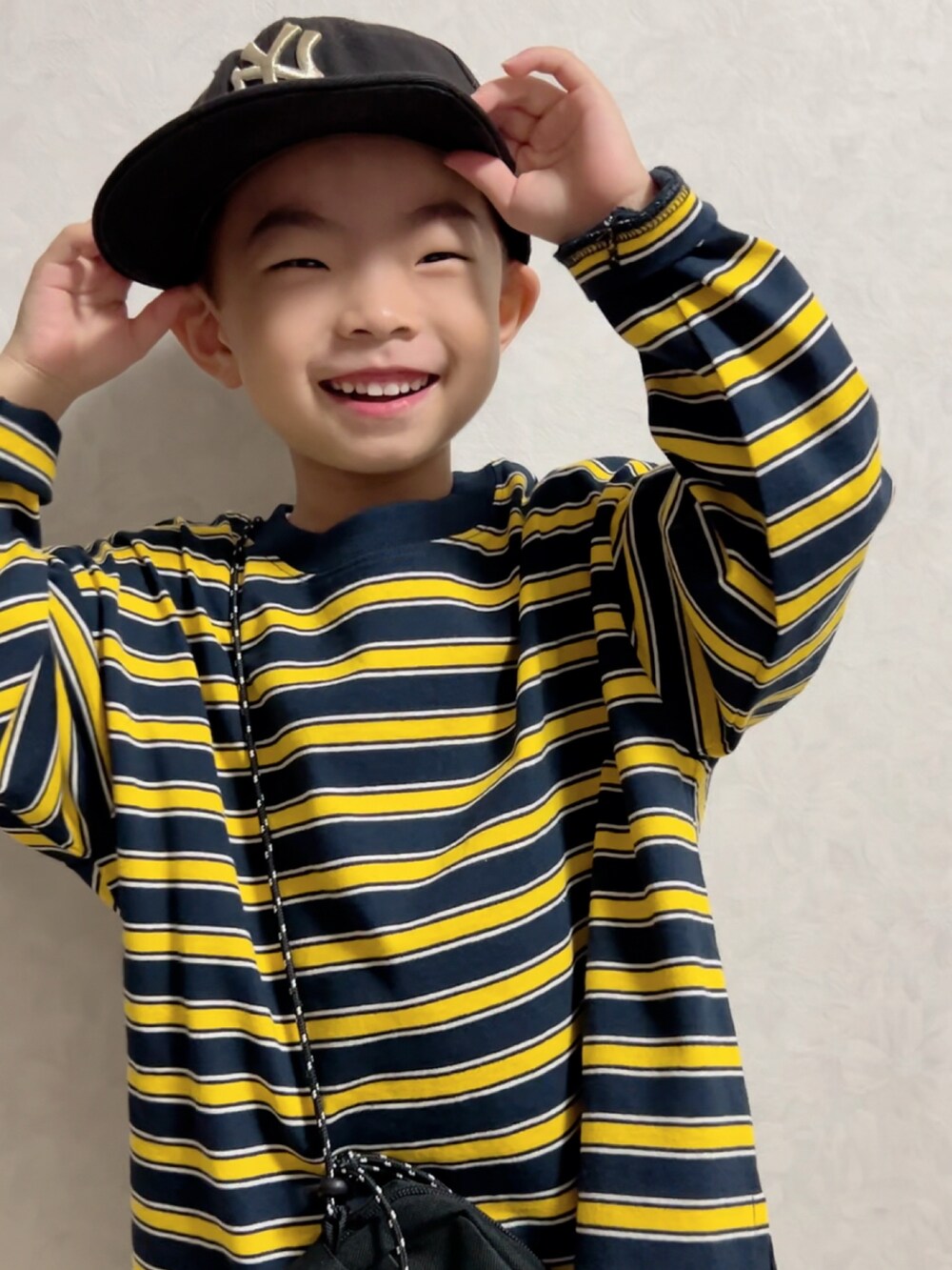 ブルー系のTシャツ/カットソー、ブラック系のカーゴパンツ、ブラック系のスニーカーを着用したキッズの秋コーディネートの5枚目の写真