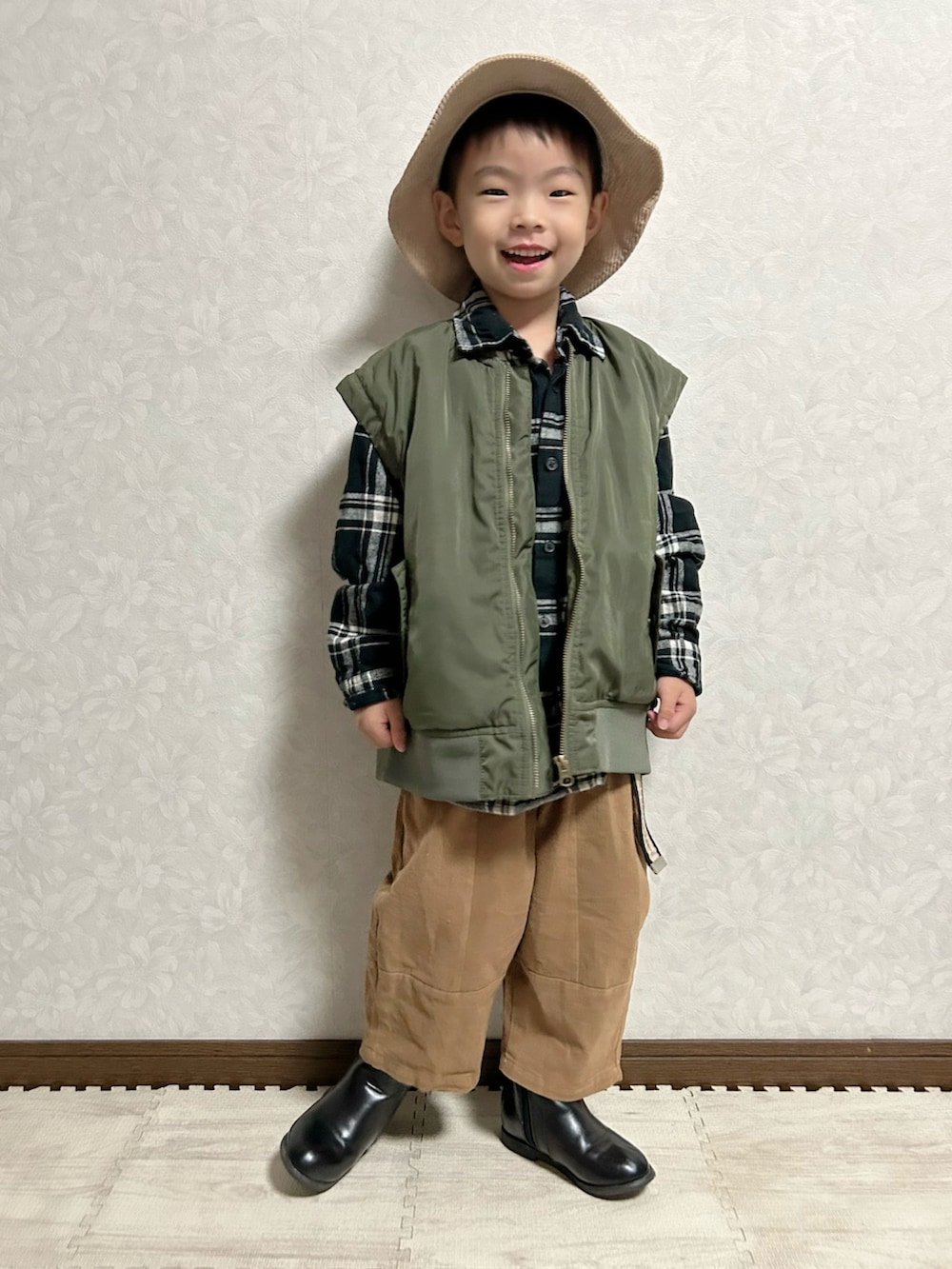 ブラック系のシャツ/ブラウス、グリーン系のMA-1、ブラウン系のチノパンツを着用したキッズの秋コーディネートの3枚目の写真