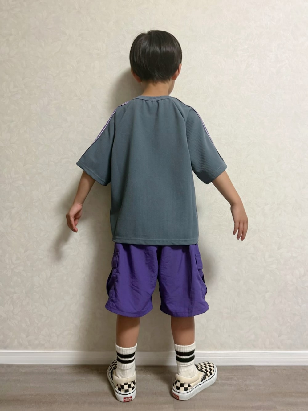 ブルー系のセットアップ、パープル系のカーゴパンツ、ブラック系のスリッポンを着用したキッズの夏コーディネートの5枚目の写真