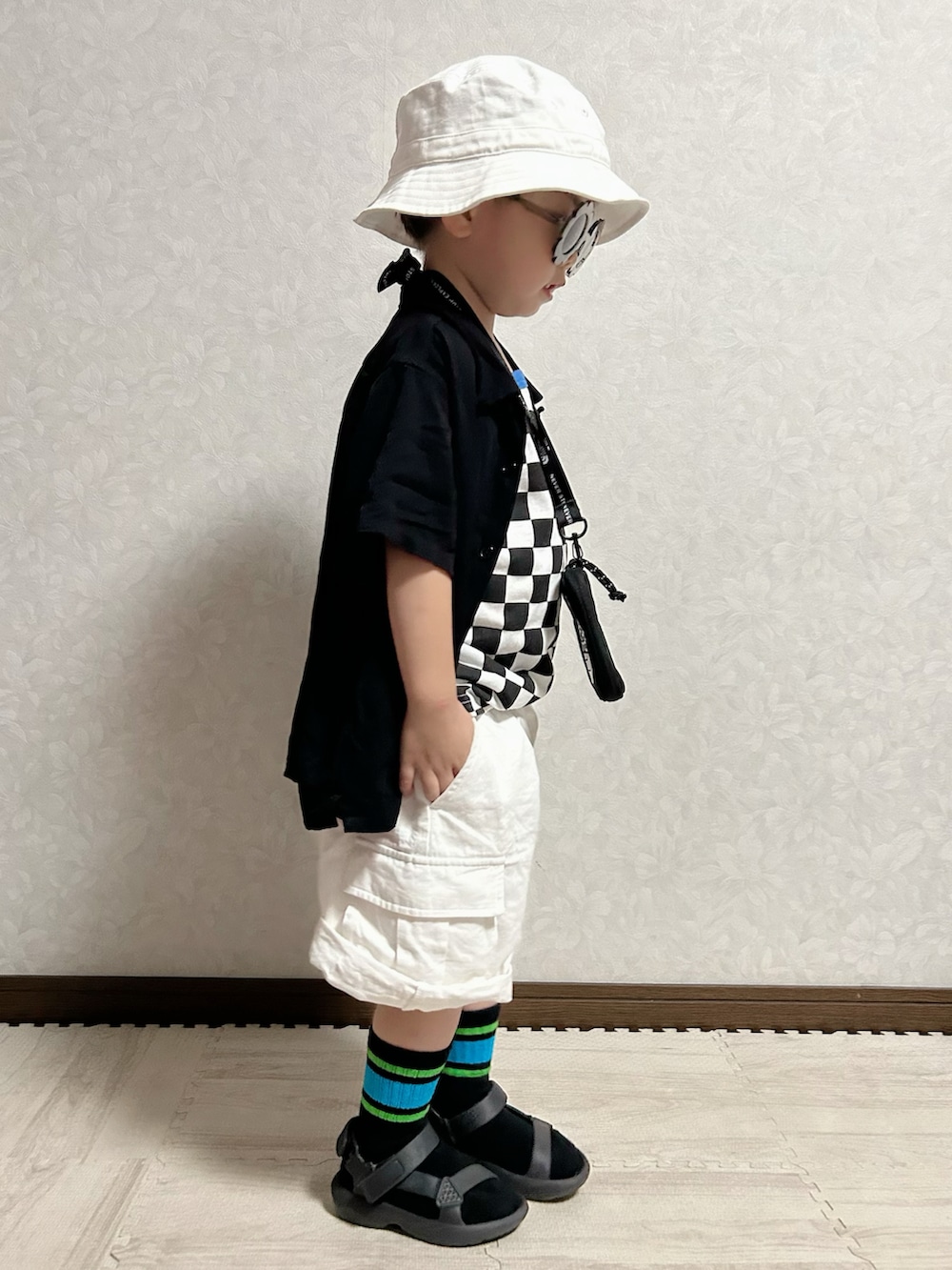 ブラック系のタンクトップ、ブラック系のシャツ/ブラウス、ホワイト系のその他パンツを着用したキッズの夏コーディネートの4枚目の写真