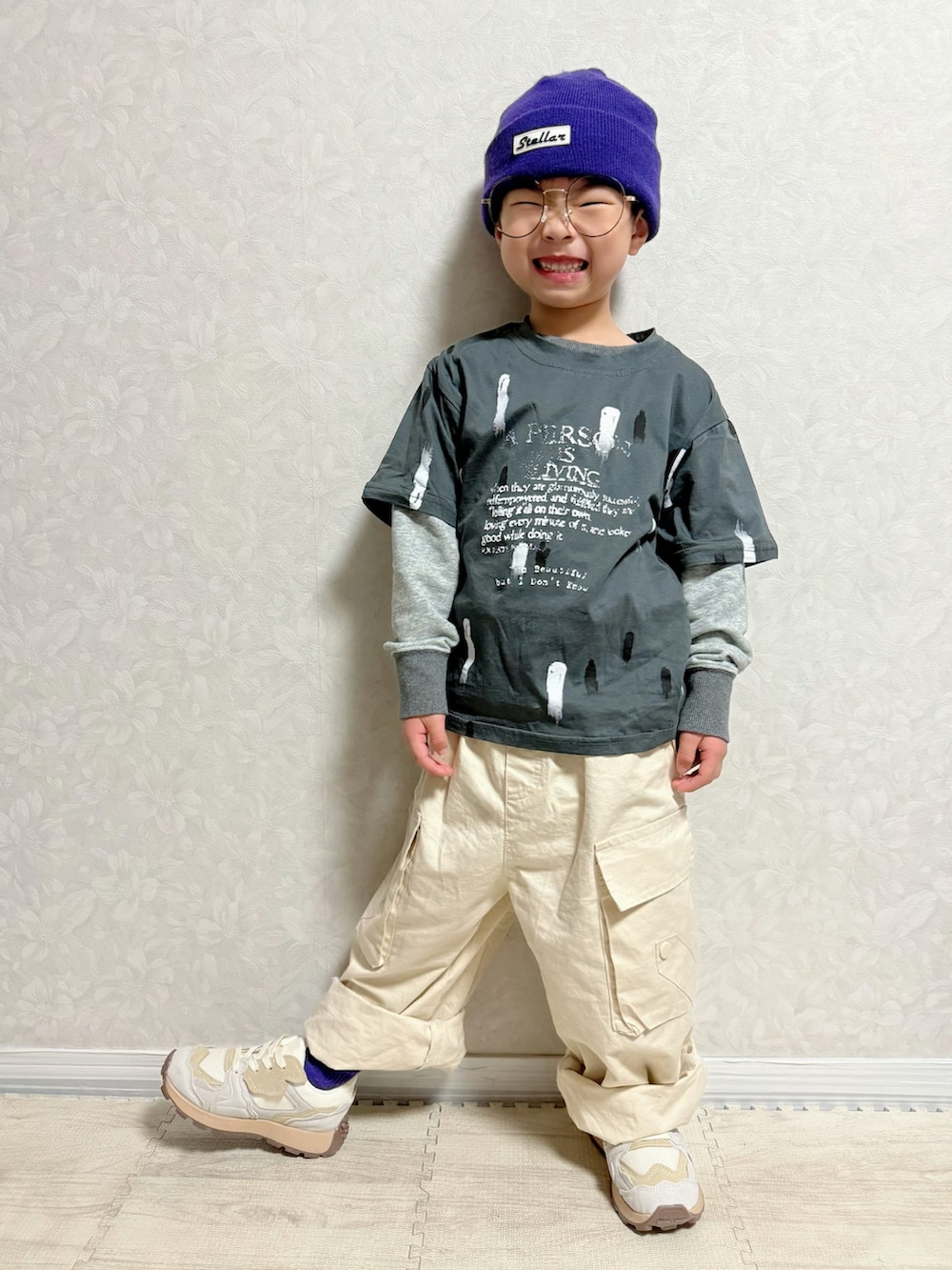 グレー系のTシャツ/カットソー、ホワイト系のカーゴパンツ、ホワイト系のスニーカーを着用したキッズの春コーディネートの4枚目の写真