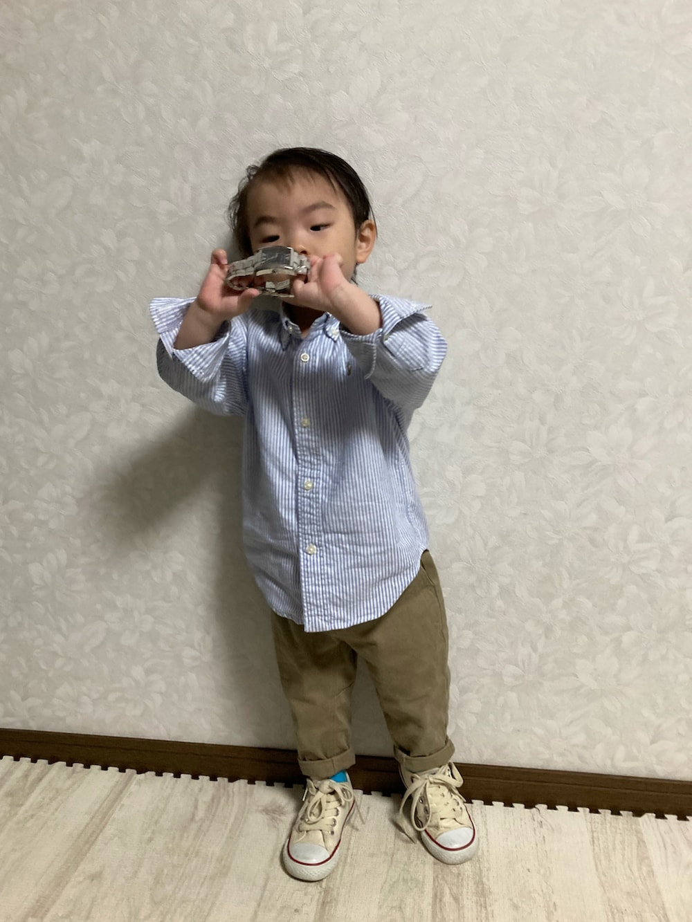 ブルー系のシャツ/ブラウス、ベージュ系のその他パンツ、ホワイト系のスニーカーを着用したキッズの春コーディネートの5枚目の写真