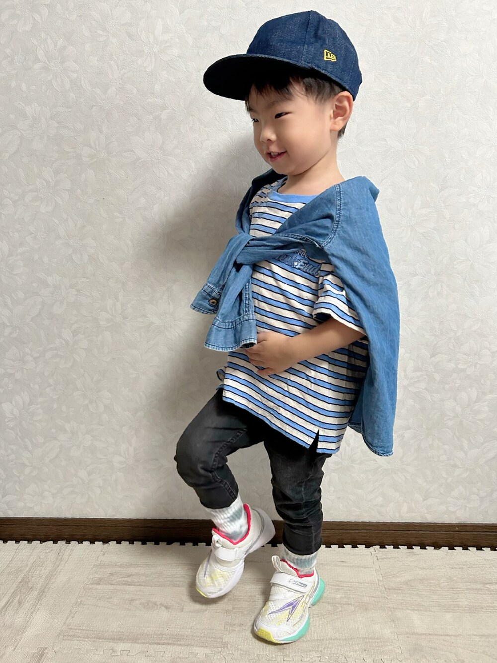 ブルー系のTシャツ/カットソー、ブルー系のシャツ/ブラウス、ブラック系のデニムパンツを着用したキッズの秋コーディネートの4枚目の写真